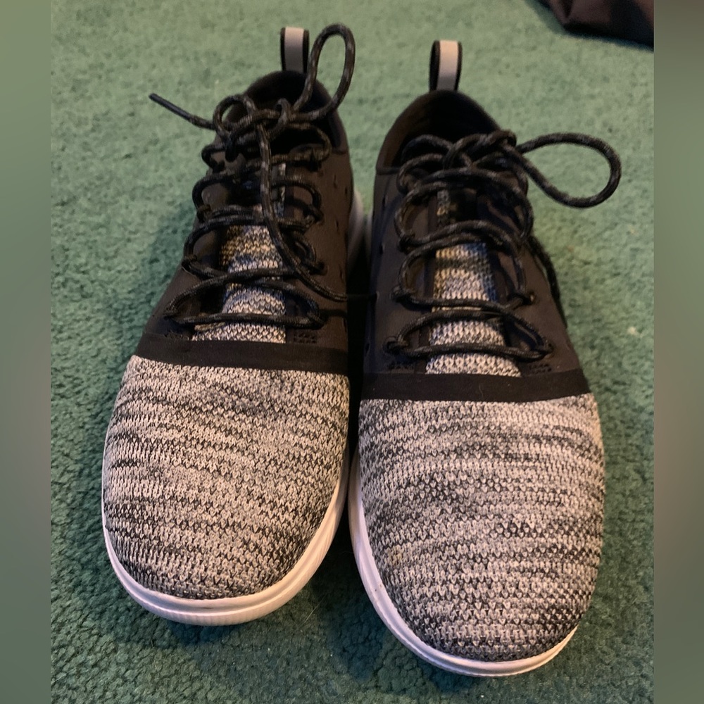 Women’s charged UA size 7.5 shoes. Worn only once